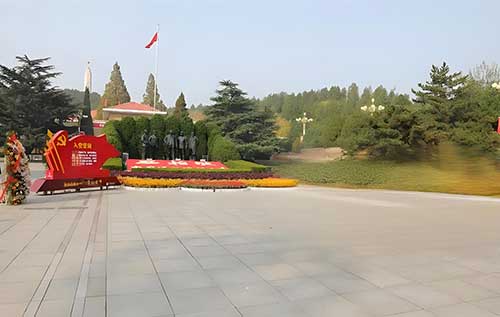 西柏坡紅色基地“泥土墻前的沉思”教學(xué)環(huán)節(jié)