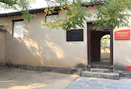 西柏坡紅色基地“泥土墻前的沉思”教學(xué)環(huán)節(jié)